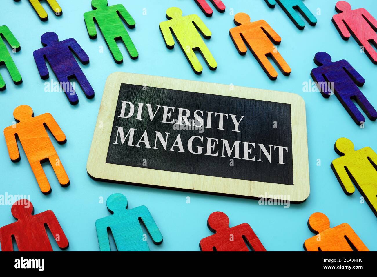 Diversity Management Phrase und verschiedene farbige Figuren. Stockfoto