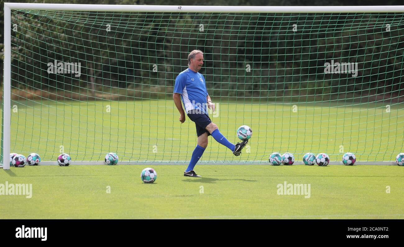 Duisburg, Deutschland. August 2020. firo: 03.08.2020 Fuvuball: Verband der deutschen Kontraktfußballer VDV-Auftakt zum diesjährigen VDV-Profi-Camp für Nichtvertragsspieler, Wedau PK-Sportschule, VDV-Teamtrainer, Peter Neururer, der ehemalige Bundesliga-Trainer Peter Neururer ist neuer Cheftrainer des Verbands-Profi-Camps der Kontraktfußballer zur weltweiten Nutzung Quelle: dpa/Alamy Live News Stockfoto