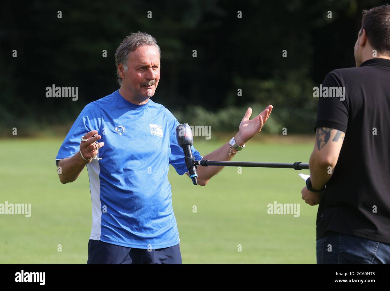 Duisburg, Deutschland. August 2020. firo: 03.08.2020 Fuvuball: Verband der deutschen Kontraktfußballer VDV-Auftakt zum diesjährigen VDV-Profi-Camp für Nichtvertragsspieler, Wedau PK-Sportschule, VDV-Teamtrainer, Peter Neururer, der ehemalige Bundesliga-Trainer Peter Neururer ist neuer Cheftrainer des Verbands-Profi-Camps der Kontraktfußballer zur weltweiten Nutzung Quelle: dpa/Alamy Live News Stockfoto