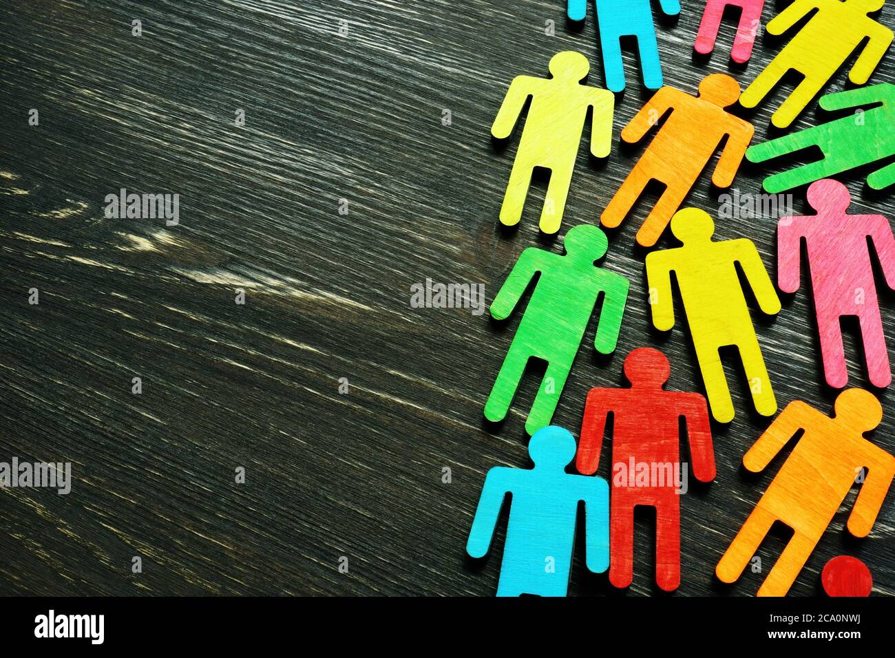 Vielfalt und Inklusion Hintergrund auf dem dunklen Holzschreibtisch mit freiem Platz. Stockfoto
