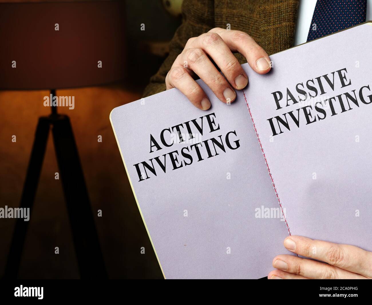 Berater zeigt aktives Investieren vs passive Investierung vor- und Nachteile. Stockfoto