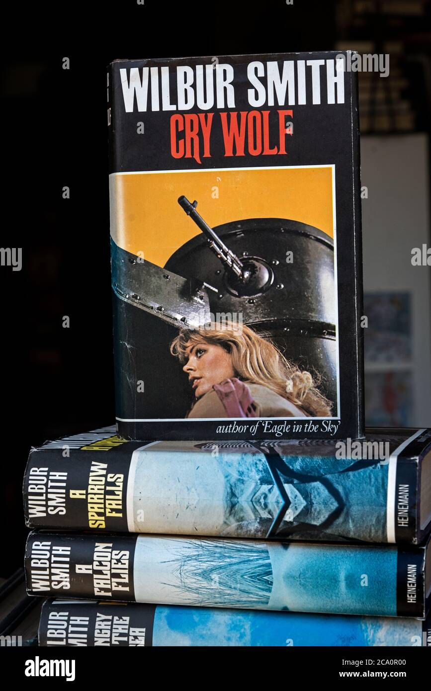Vintage-Kopie von 'Cry Wolf' von Wilbur Smith über Dispay in einer Secondhand-Buchhandlung in Edinburgh, Schottland, Großbritannien. Stockfoto
