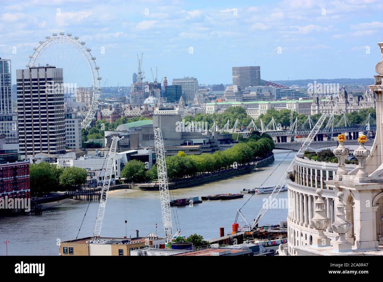 Blick aus der Vogelperspektive auf London von der St Paul's Cathedral Über die Themse und über das London Eye Stockfoto