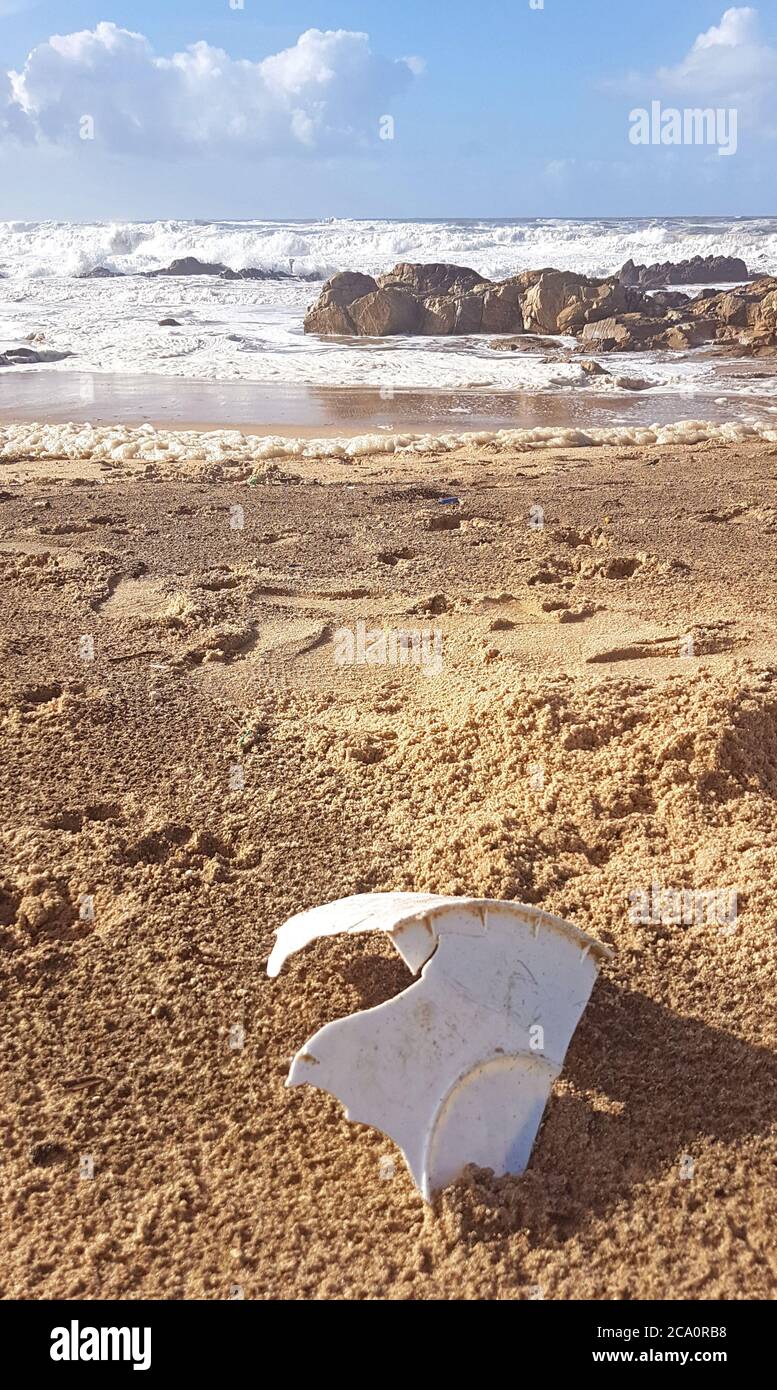 Plastikmüll, der am Ufer des atlantiks gewaschen wird Stockfoto