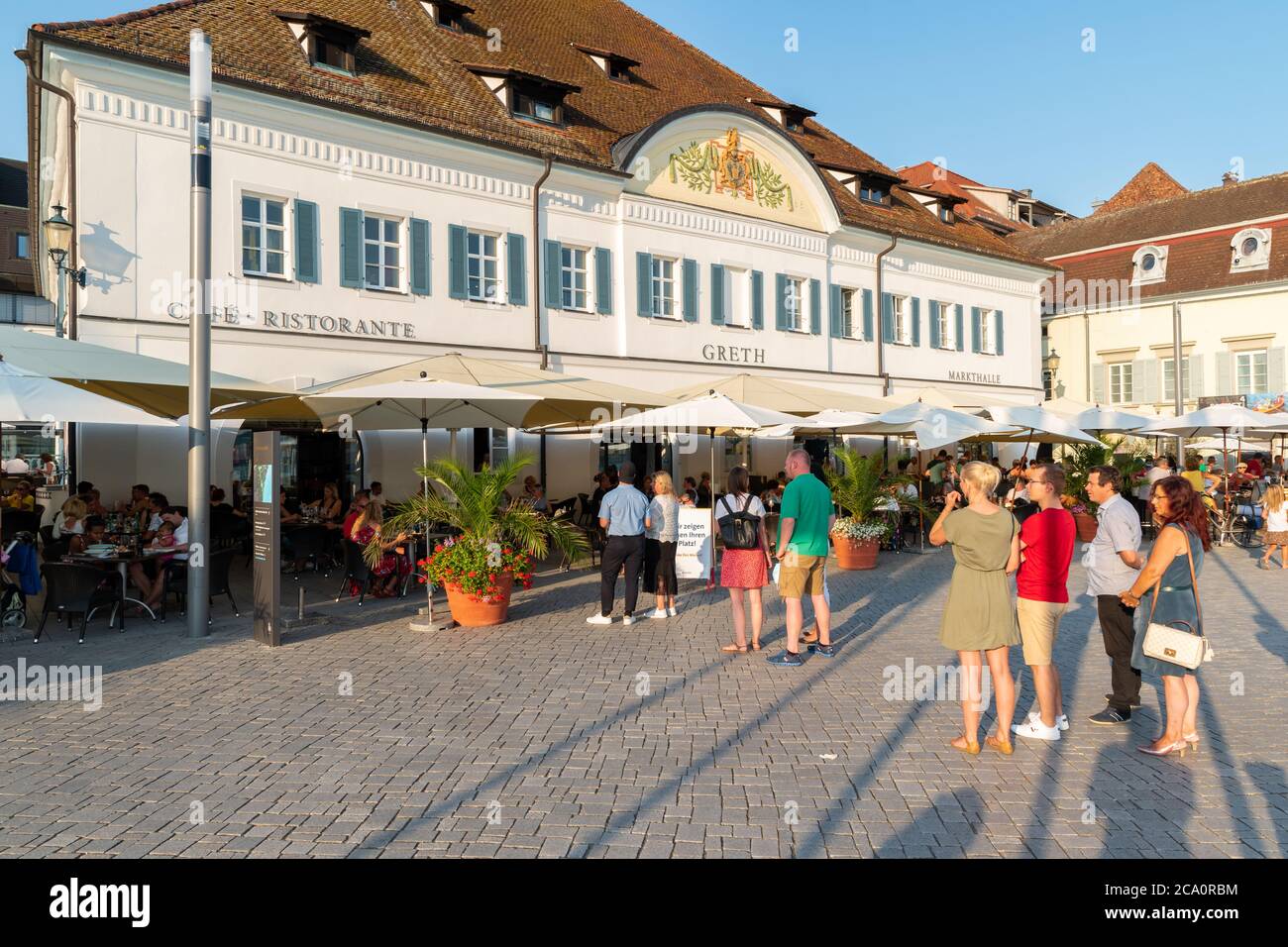 Viele Touristen stehen in der Schlange und warten auf den Platz, wegen des Coronavirus bleiben viele Menschen für den Urlaub in Deutschland. Stockfoto