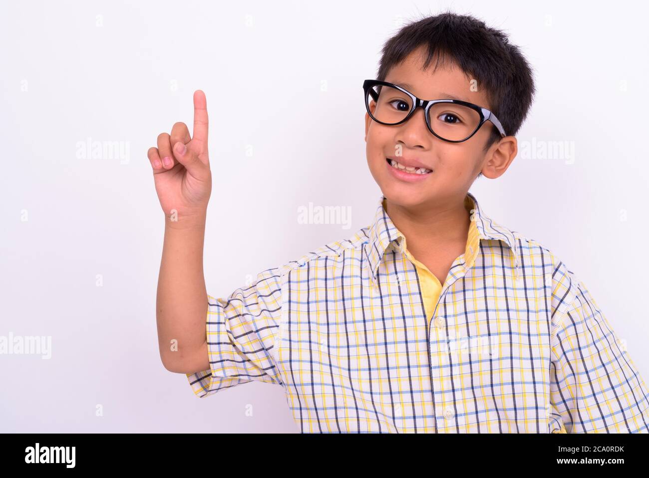 Porträt von niedlichen asiatischen Jungen mit Brille als Student Stockfoto