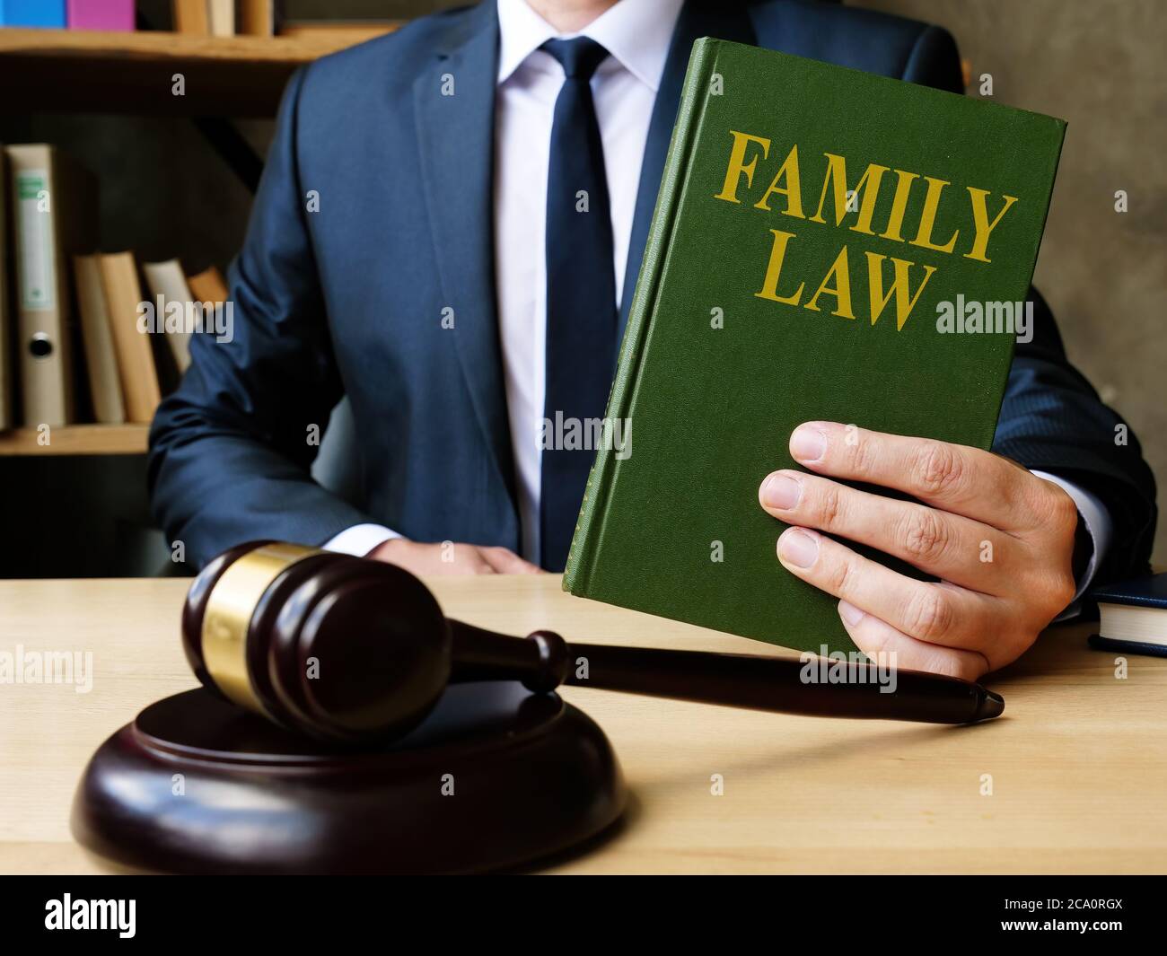 Rechtsanwalt zeigt Familienrecht Buch im Gericht über Scheidung. Stockfoto
