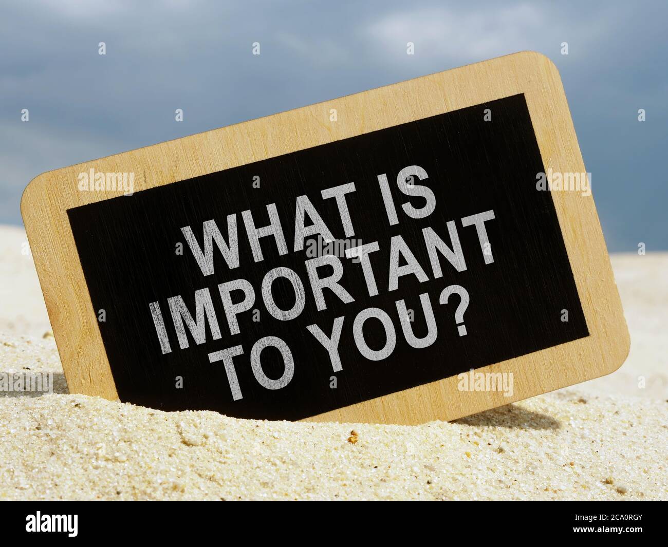 Was ist wichtig für Sie Frage auf einem Tablet in der Wüste. Stockfoto
