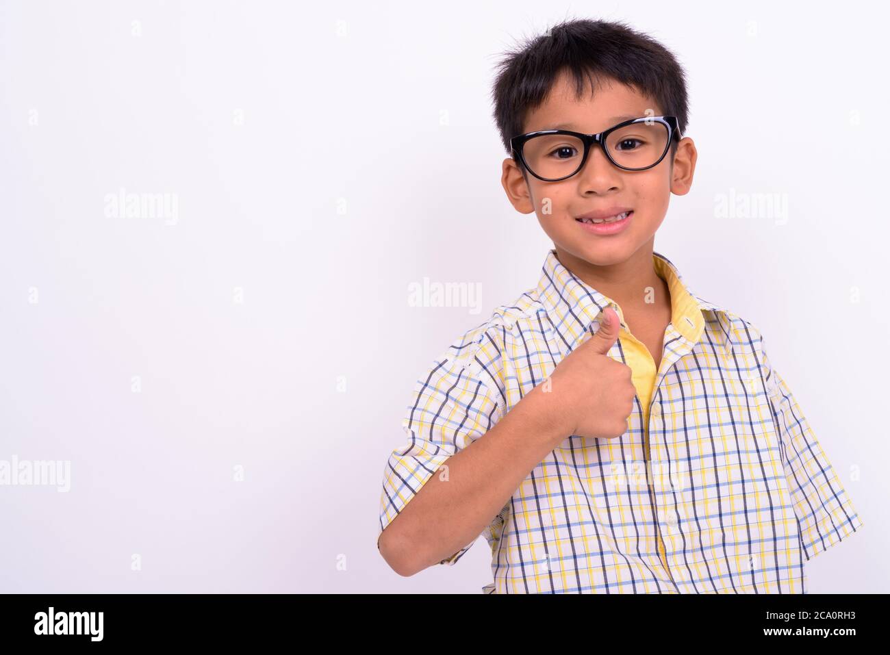 Porträt von niedlichen asiatischen Jungen mit Brille als Student Stockfoto