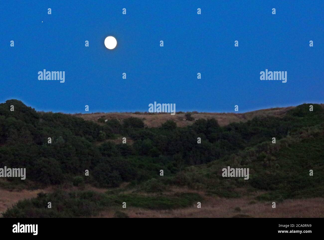 Der Mond steigt über den Hügeln im Norden Sardiniens Stockfoto