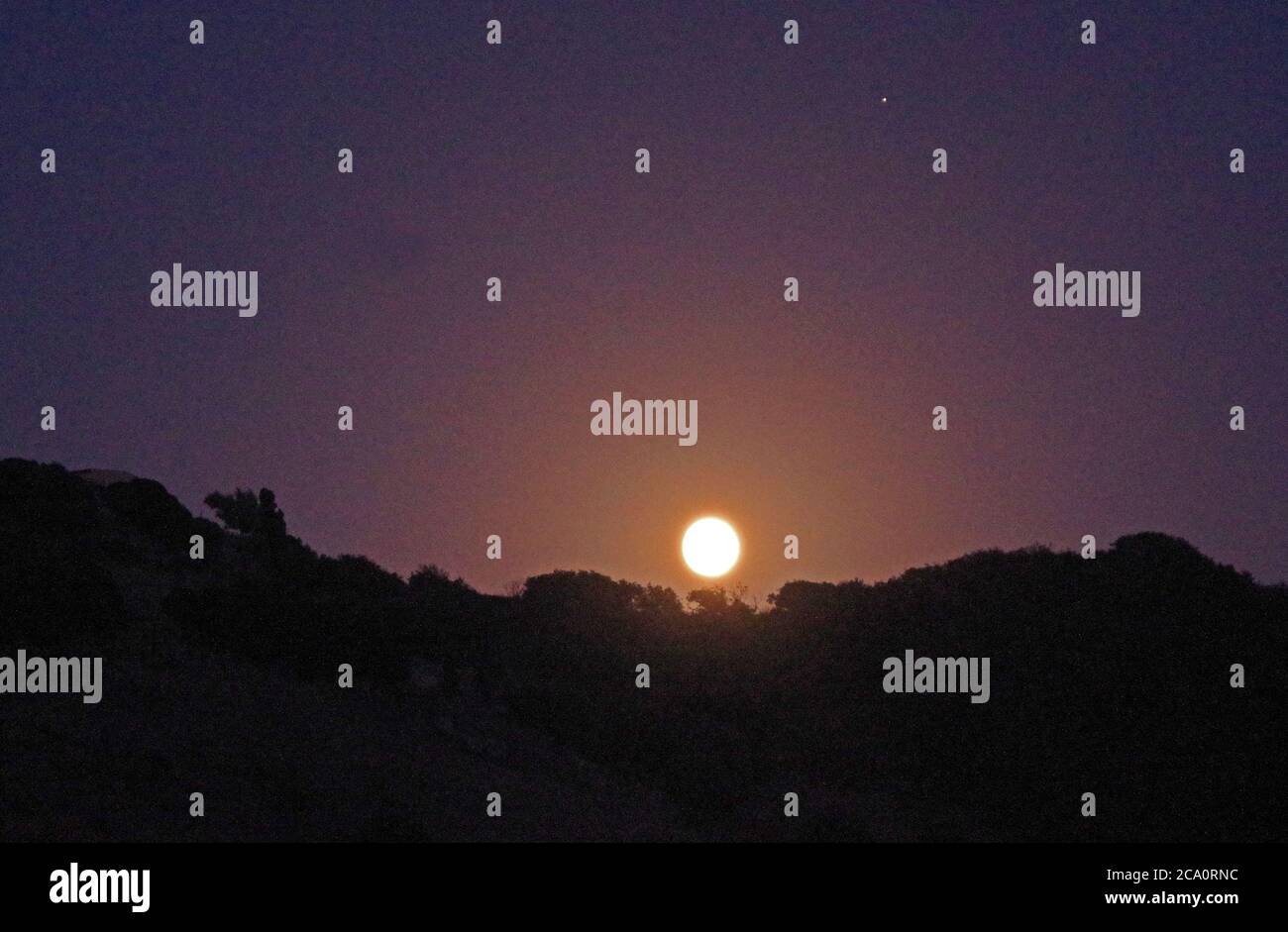 Der Mond steigt über den Hügeln im Norden Sardiniens Stockfoto