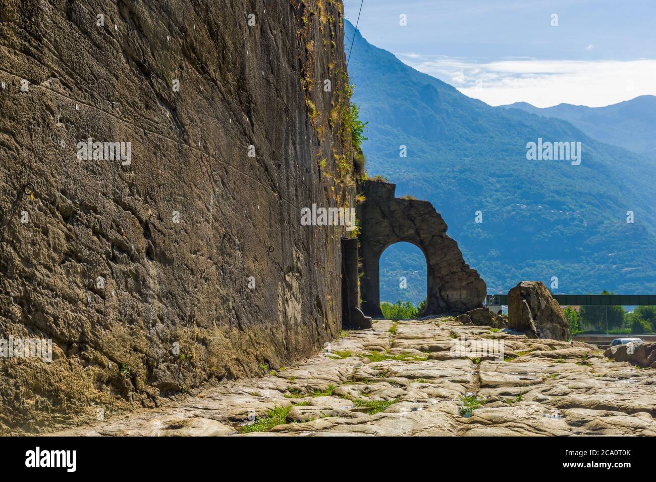 Donnas, Italien (2. Aug. 2020) - die prächtigen Überreste der antiken römischen Straße (1. Jahrhundert v. Chr.) in der italienischen Region des Aostatals Stockfoto