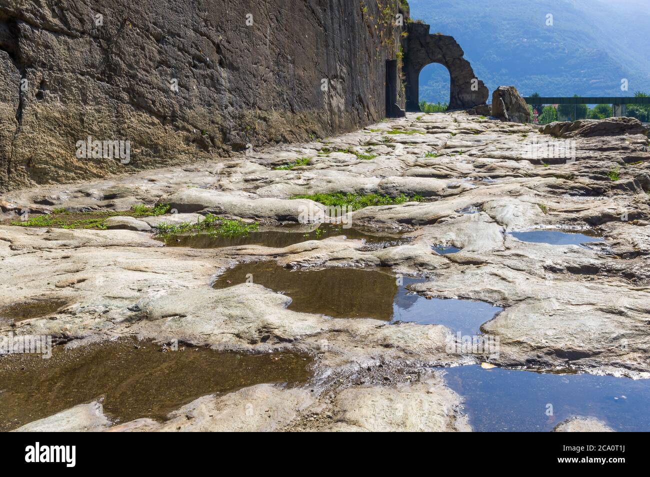 Donnas, Italien (2. Aug. 2020) - die prächtigen Überreste der antiken römischen Straße (1. Jahrhundert v. Chr.) in der italienischen Region des Aostatals Stockfoto