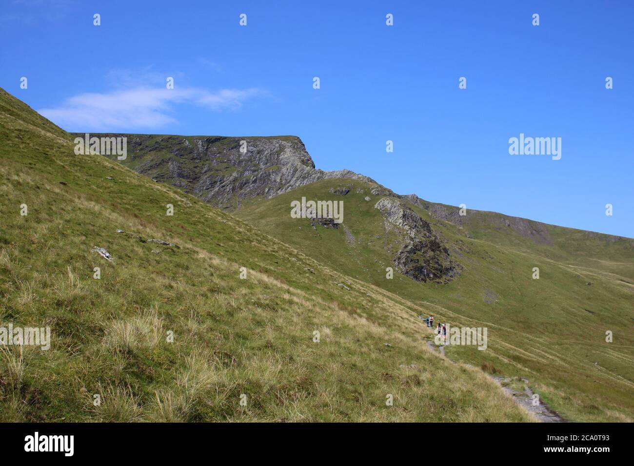 Wanderer auf dem Fußweg entlang Schuppen fiel nach Nordwesten in Richtung Sharp Edge auf Blencathra (oder Saddleback) im englischen Lake District, Cumbria, Großbritannien. Stockfoto