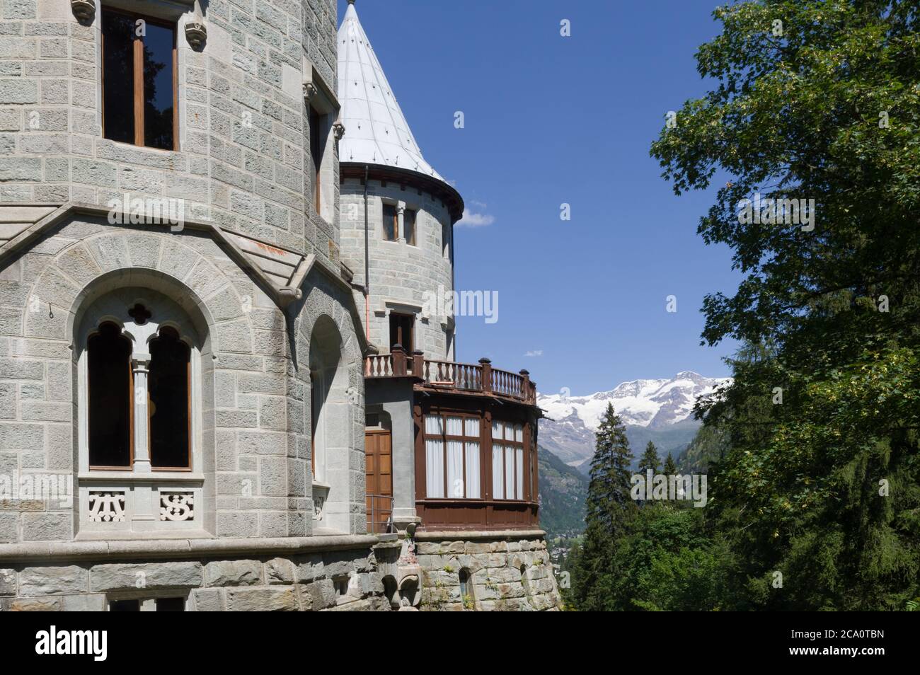 Gressoney-Saint-Jean, Italien (31. Juli 2020) - das Schloss Savoia, erbaut 1899-1904 für die italienische Königin Margherita, mit Monte Rosa im Hintergrund Stockfoto