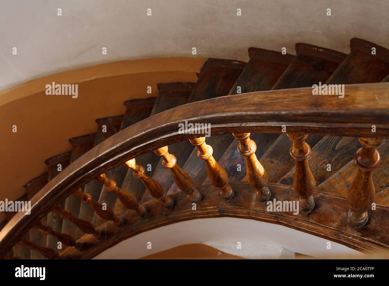 Antike Holztreppe mit selektivem Fokus. Innenausstattung im Vintage-Stil Stockfoto