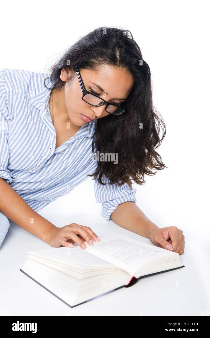 Frau mit Brille liest Stockfoto
