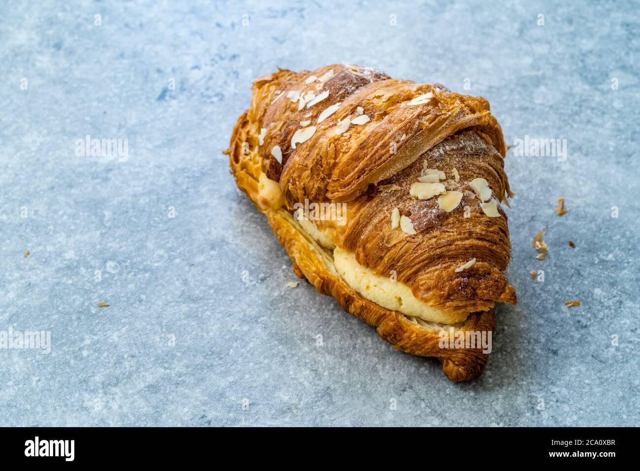 Frisch gebackenes Croissant mit Mandelcreme. Bereit zu servieren und zu essen. Stockfoto