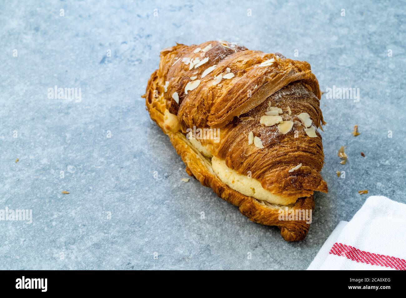 Frisch gebackenes Croissant mit Mandelcreme. Bereit zu servieren und zu essen. Stockfoto