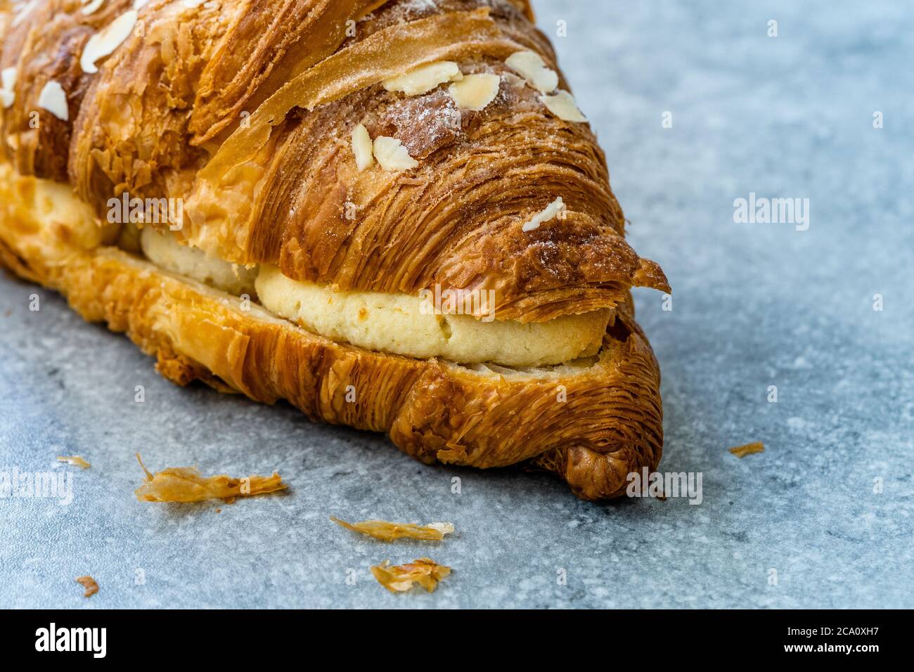 Frisch gebackenes Croissant mit Mandelcreme. Bereit zu servieren und zu essen. Stockfoto