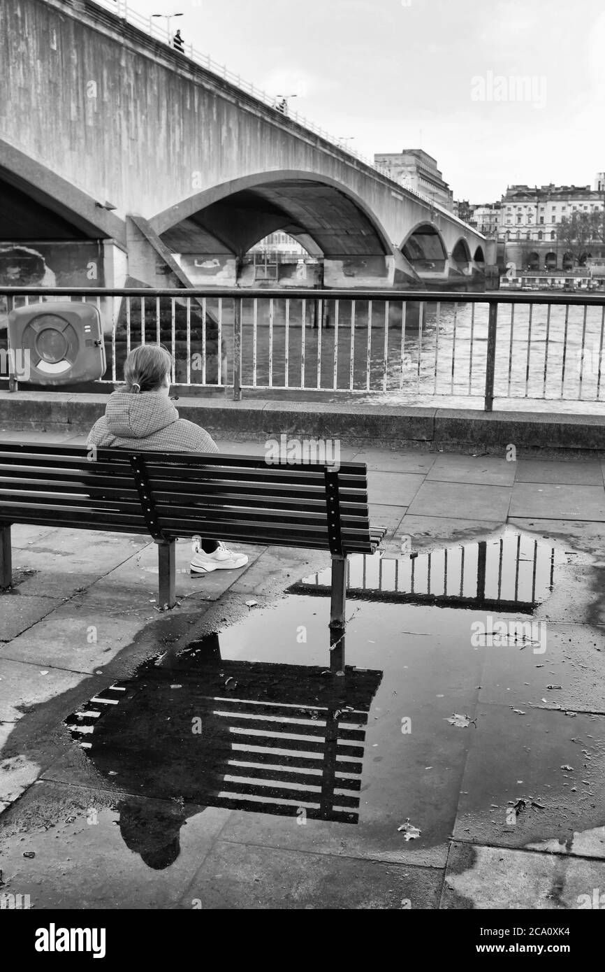 Person an der London Bridge Stockfoto