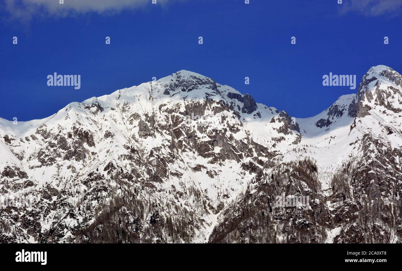 Der erste Schnee auf den Alpago Bergen, in der Provinz Belluno, Italien Stockfoto