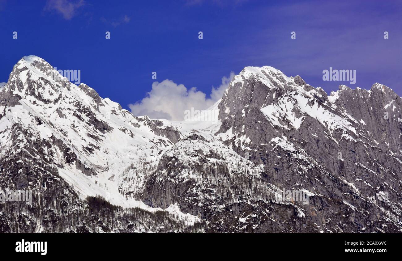 Der erste Schnee auf den Alpago Bergen, in der Provinz Belluno, Italien Stockfoto