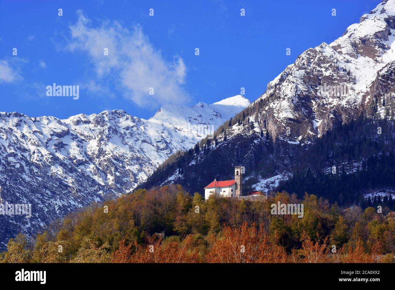 Der erste Schnee auf den Alpago Bergen, in der Provinz Belluno, Italien Stockfoto