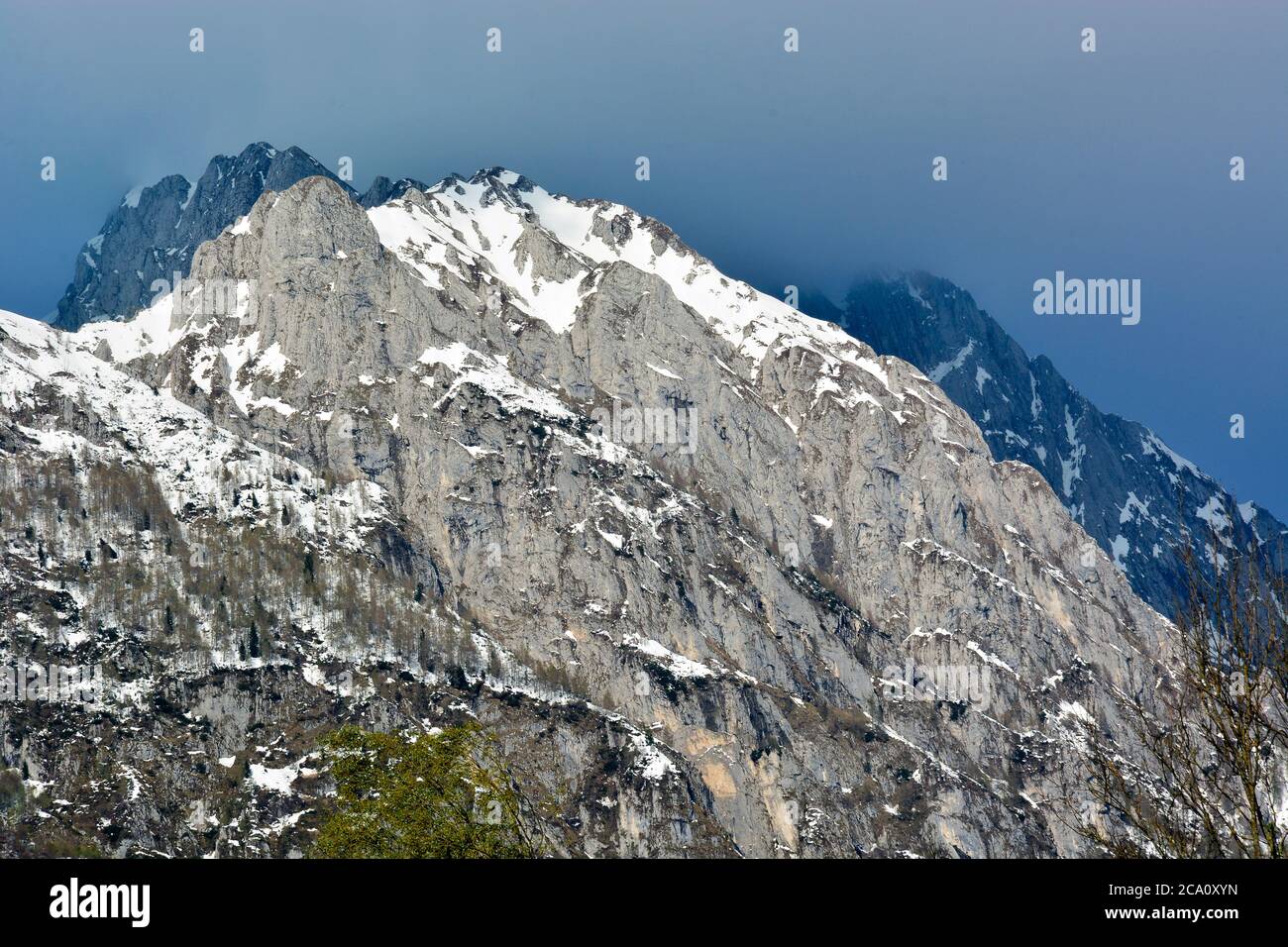Der erste Schnee auf den Alpago Bergen, in der Provinz Belluno, Italien Stockfoto
