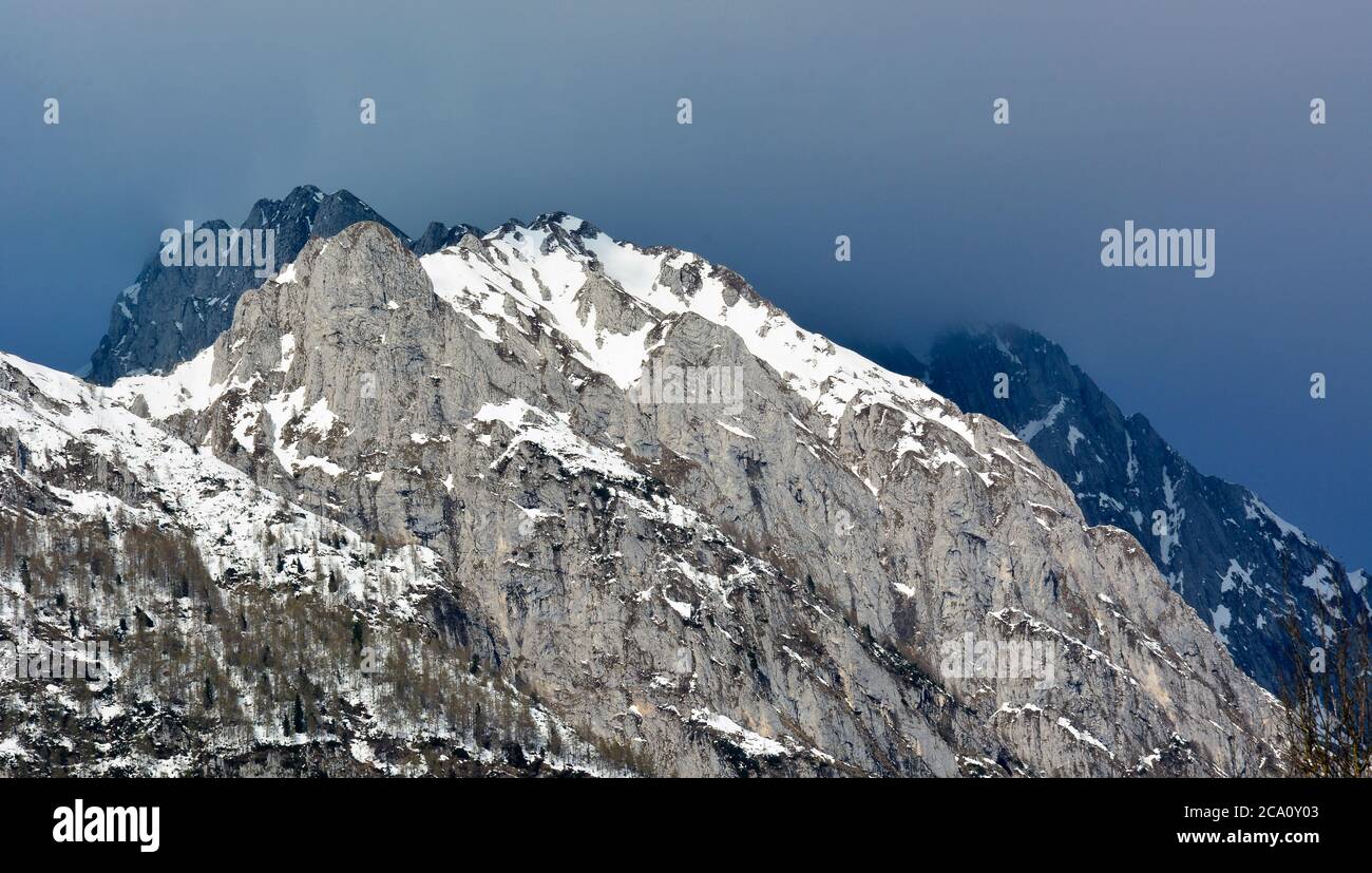 Der erste Schnee auf den Alpago Bergen, in der Provinz Belluno, Italien Stockfoto
