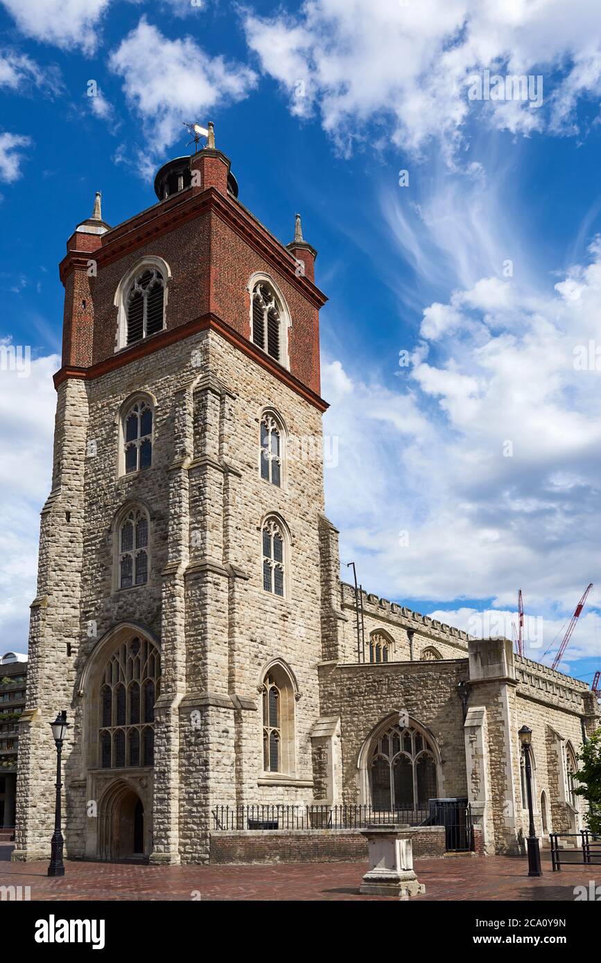 Der Turm der Kirche St. Giles-Without-Cripplegate aus dem 17. Jahrhundert im Barbican, London, Großbritannien Stockfoto