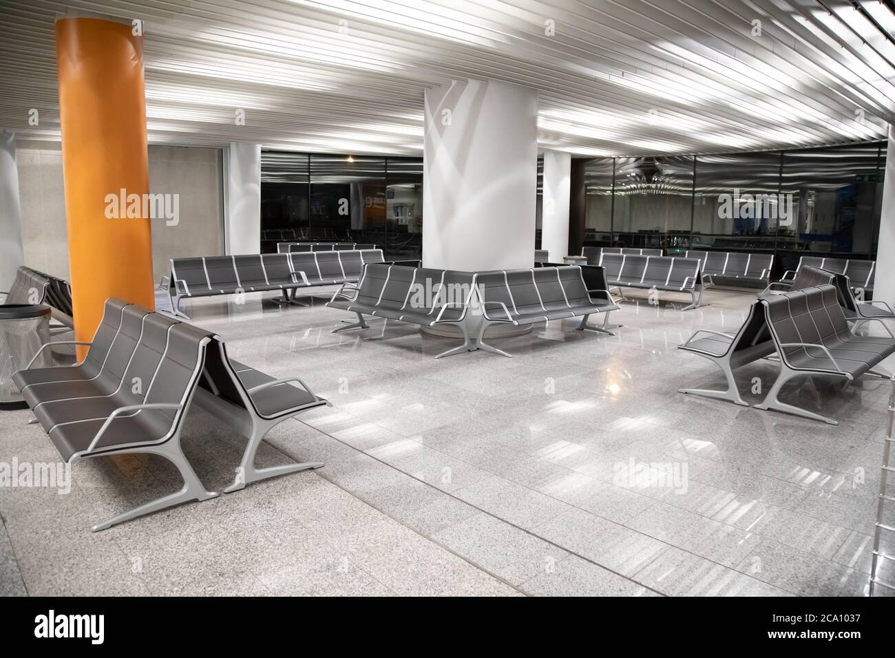 Leerer Warteraum des Flughafens im Dunkeln in der Nacht ohne Leute auf Sitzen Stockfoto