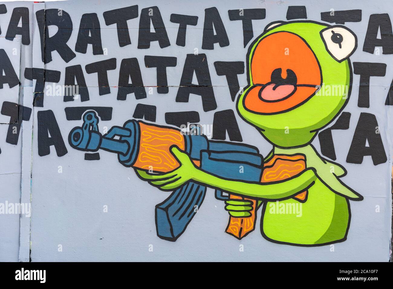 Kermit der Frosch mit Maschinengewehr Graffiti Wandbild Stockfoto
