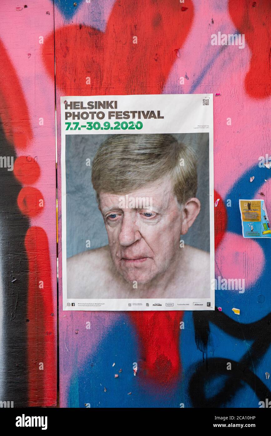 Helsinki Photo Festival 2020 -Poster auf Sperrholzwand in Helsinki, Finnland Stockfoto