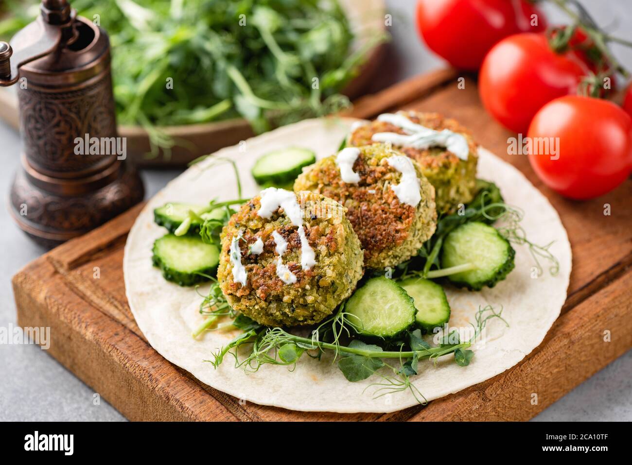 Vegetarische Tortilla mit Falafel und Gemüse und Joghurtsauce Stockfoto