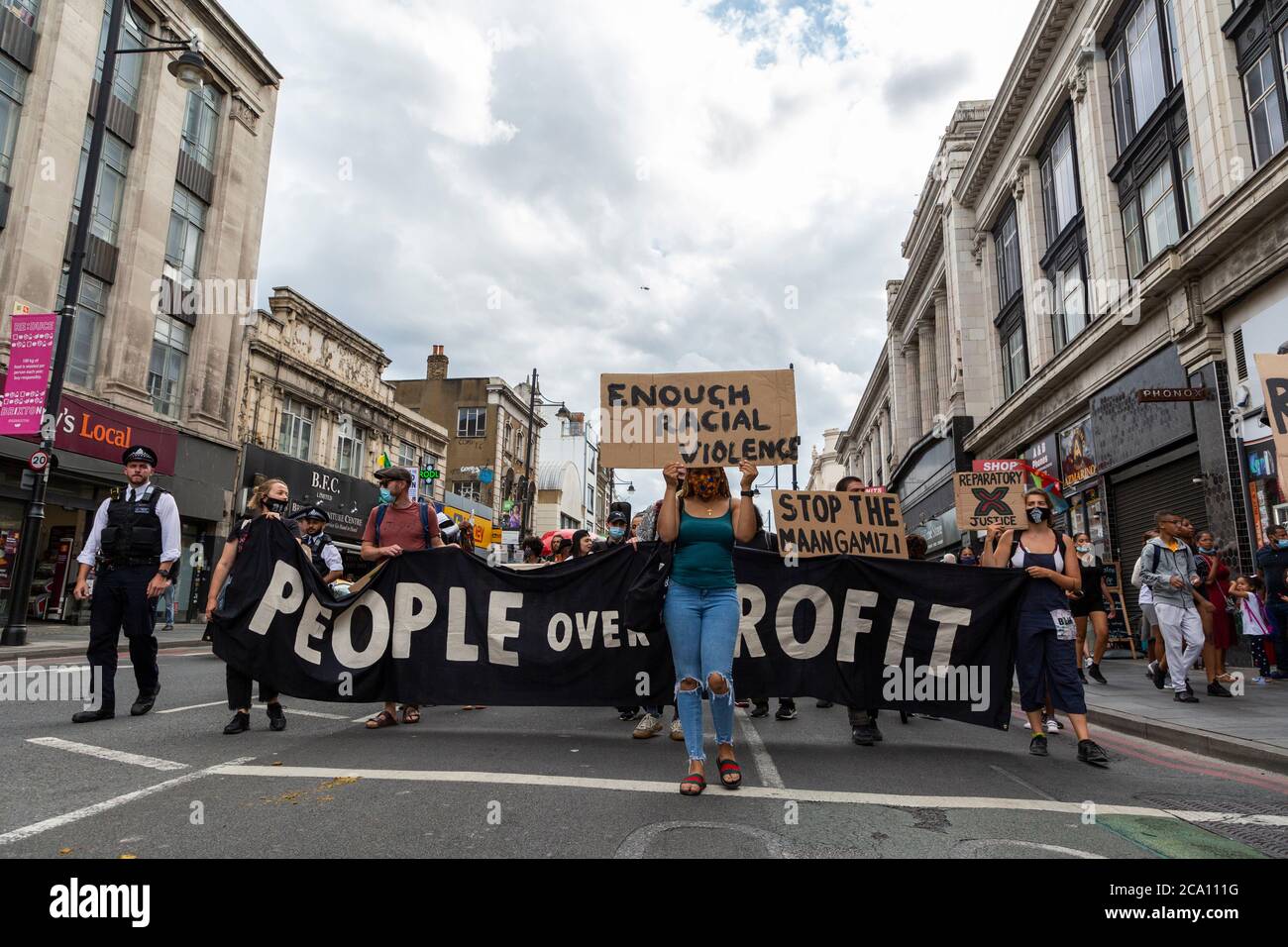 Extinction Rebellion Protesters während des African Emancipation Day Reparations March, Brixton, London, 1. August 2020 Stockfoto