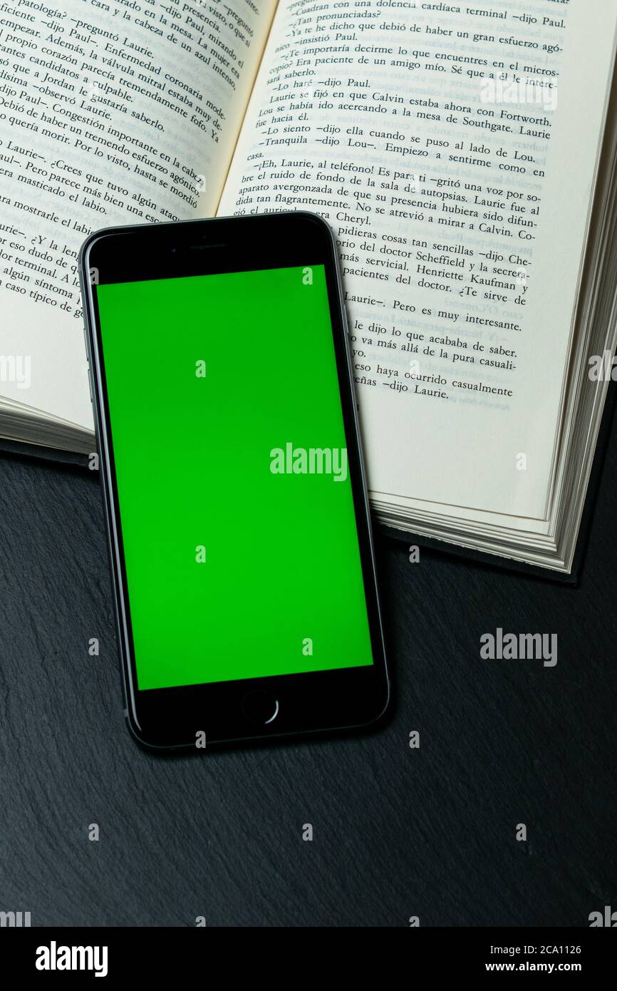 Mobiltelefon mit chromgrünem Bildschirm auf ästhetischem Hintergrund. Stockfoto