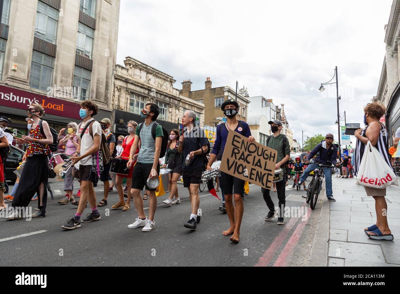 Protestierende marschieren während des Afrikan Emancipation Day Reparations March, Brixton, London, 1. August 2020 Stockfoto