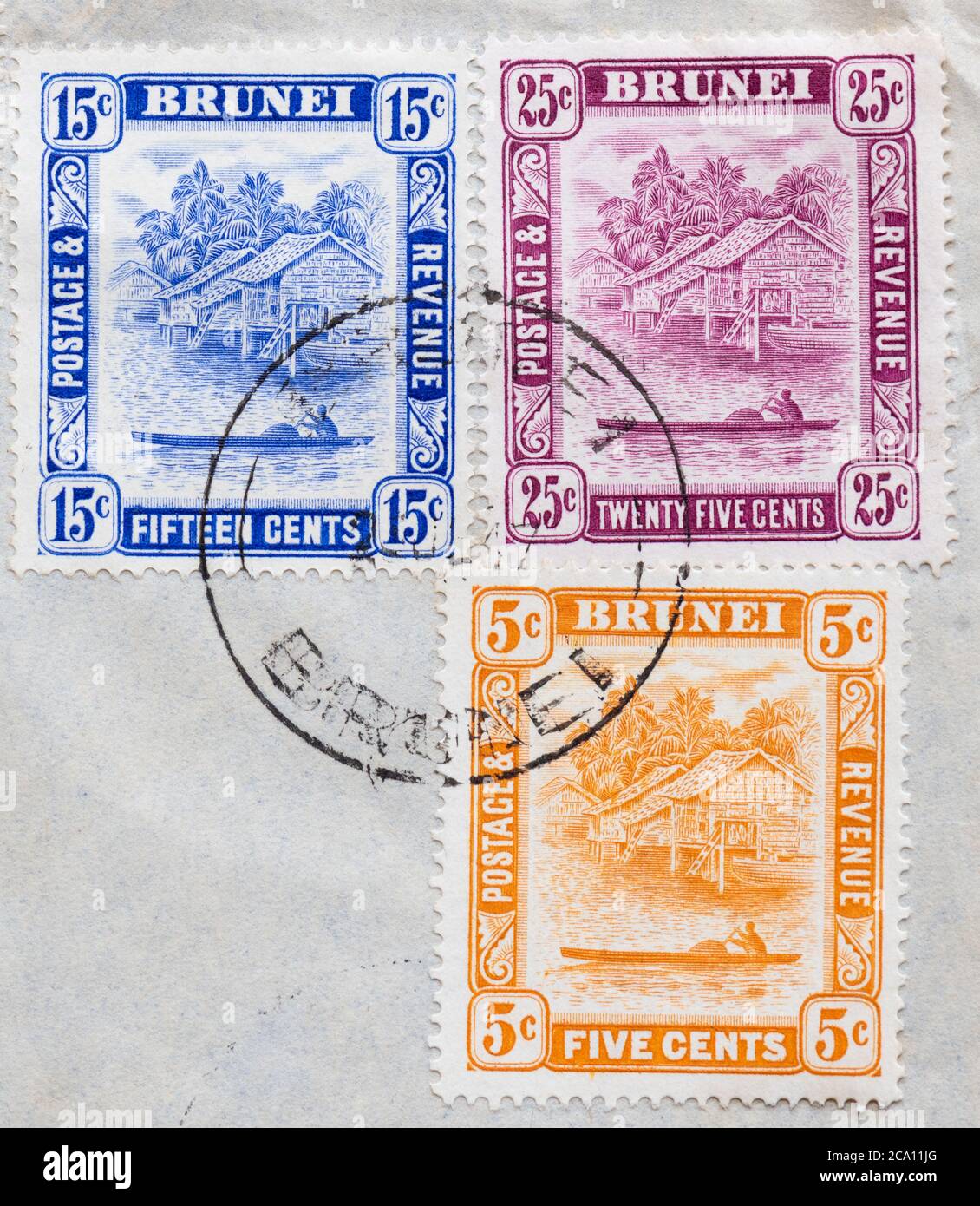 Brunei Briefmarken postmarked 1947 mit Ansicht von Stelzenhäusern Am Fluss Brunei Stockfoto