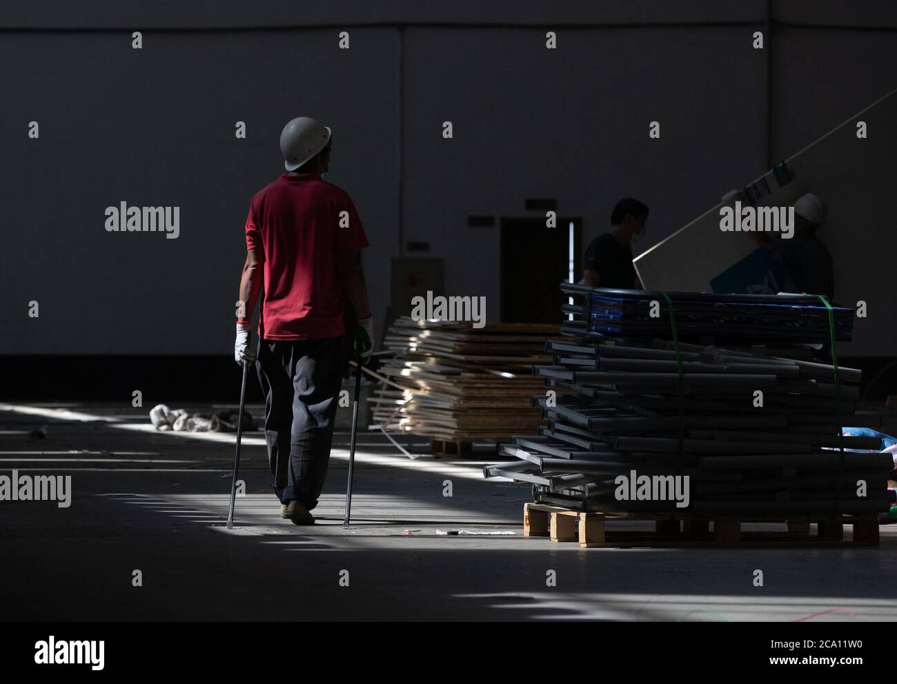 Die Arbeiter demolieren das Feldmodulkrankenhaus, als die COVID-19 am 02.August 2020 in Wuhan, Hubei, China, verschwand. (Foto von TPG/cnsphotos) (Foto von Top Photo/Sipa USA) Stockfoto