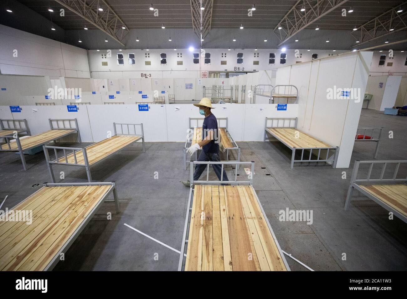 Die Arbeiter demolieren das Feldmodulkrankenhaus, als die COVID-19 am 02.August 2020 in Wuhan, Hubei, China, verschwand. (Foto von TPG/cnsphotos) (Foto von Top Photo/Sipa USA) Stockfoto