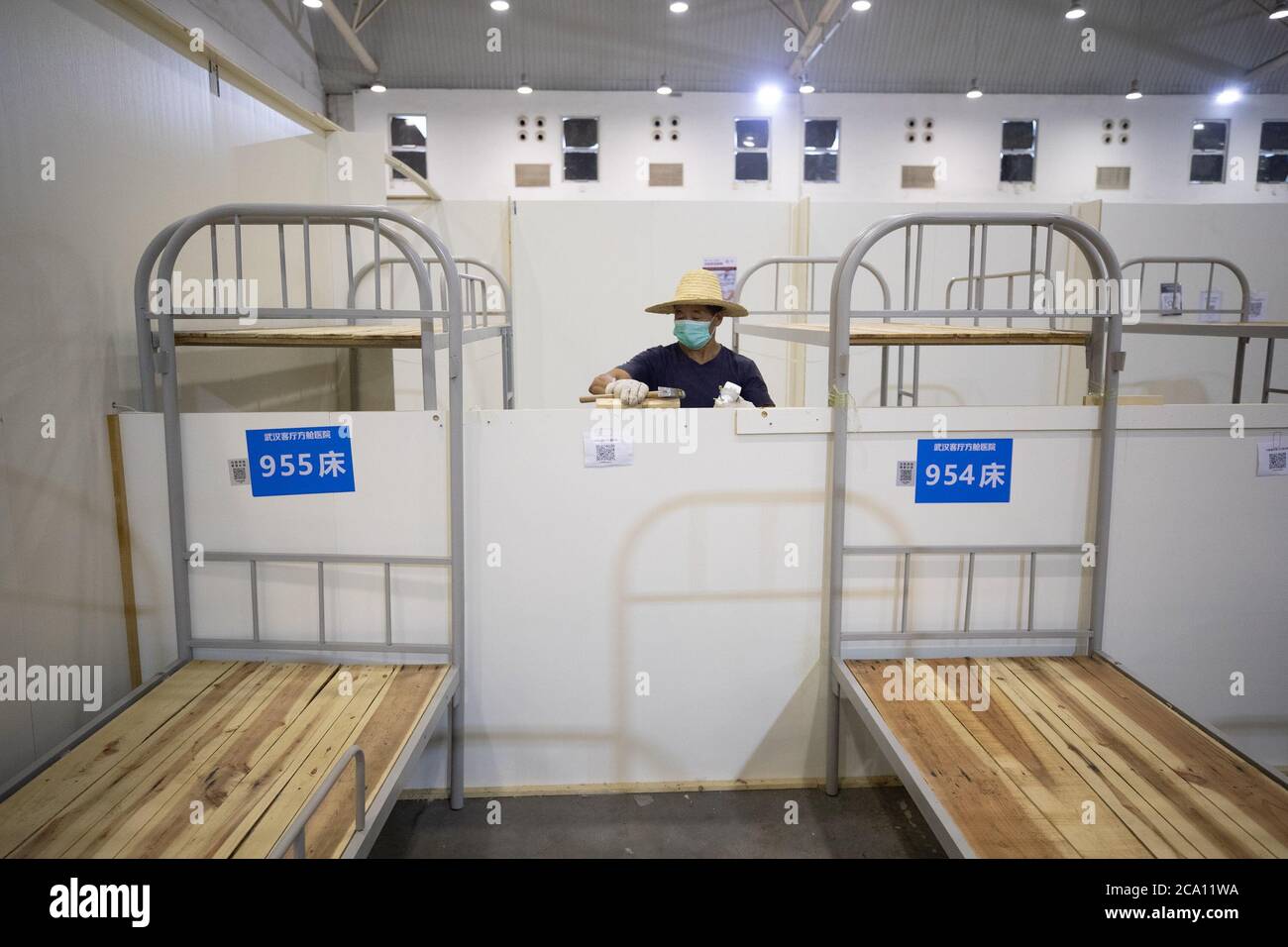 Die Arbeiter demolieren das Feldmodulkrankenhaus, als die COVID-19 am 02.August 2020 in Wuhan, Hubei, China, verschwand. (Foto von TPG/cnsphotos) (Foto von Top Photo/Sipa USA) Stockfoto