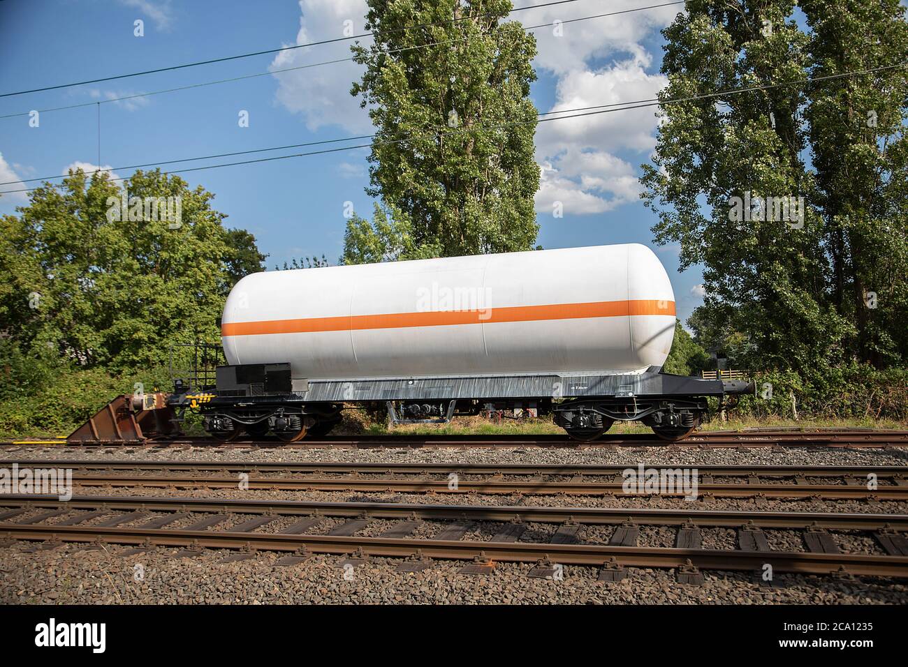 Weißer Kraftstofftank Transportbehälter mit orangefarbener Linie auf dem Gleis der Eisenbahn Stockfoto