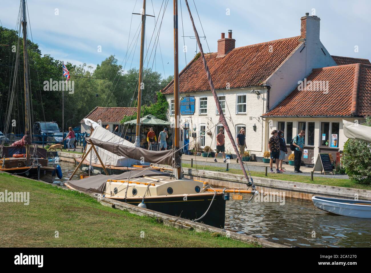 Norfolk Broads, Blick im Sommer auf das Pleasure Boat Inn Pub neben Hickling Staitthe in den Norfolk Broads, East Anglia, England, Großbritannien. Stockfoto