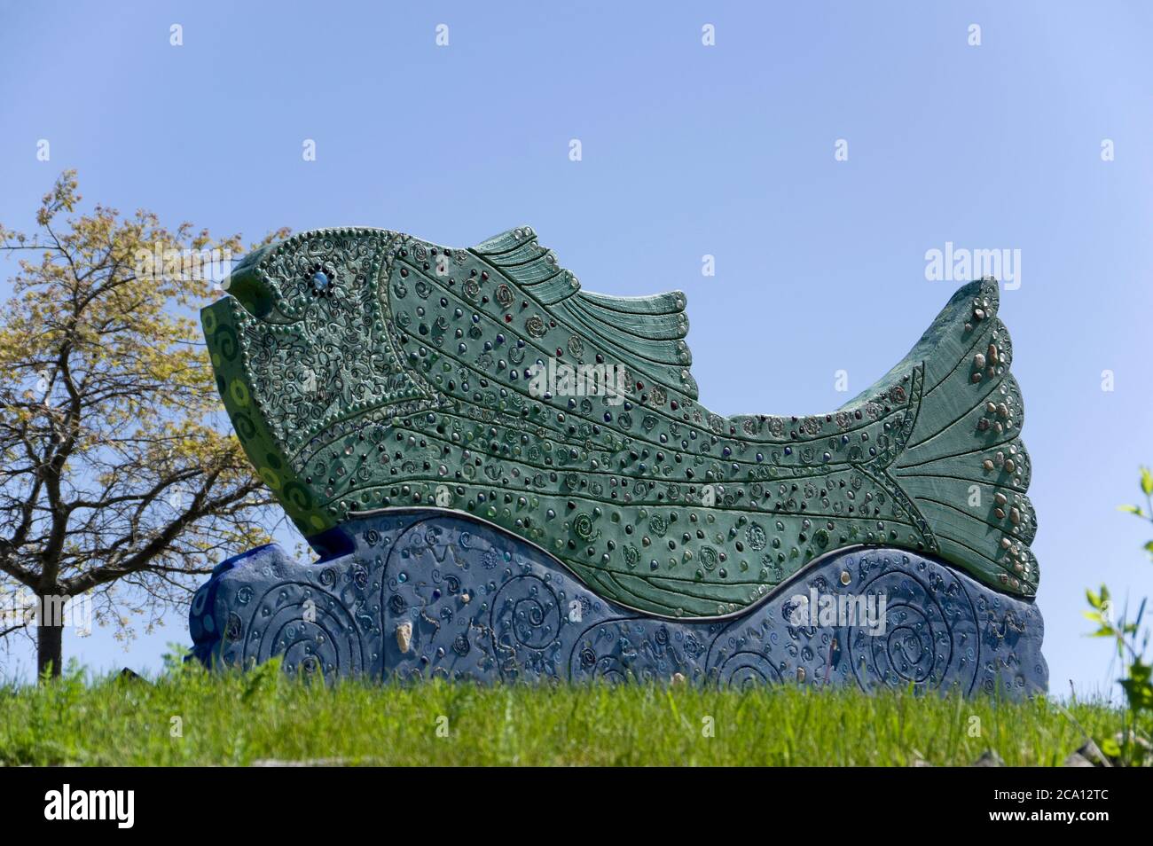 Skulptur, bezaubernder Mythos, von Brenda Lynn Burtard-Ricke, Mariners Trail entlang Lake Michigan Shore, Two Rivers, Wisconsin von Seeseite aus gesehen. Stockfoto