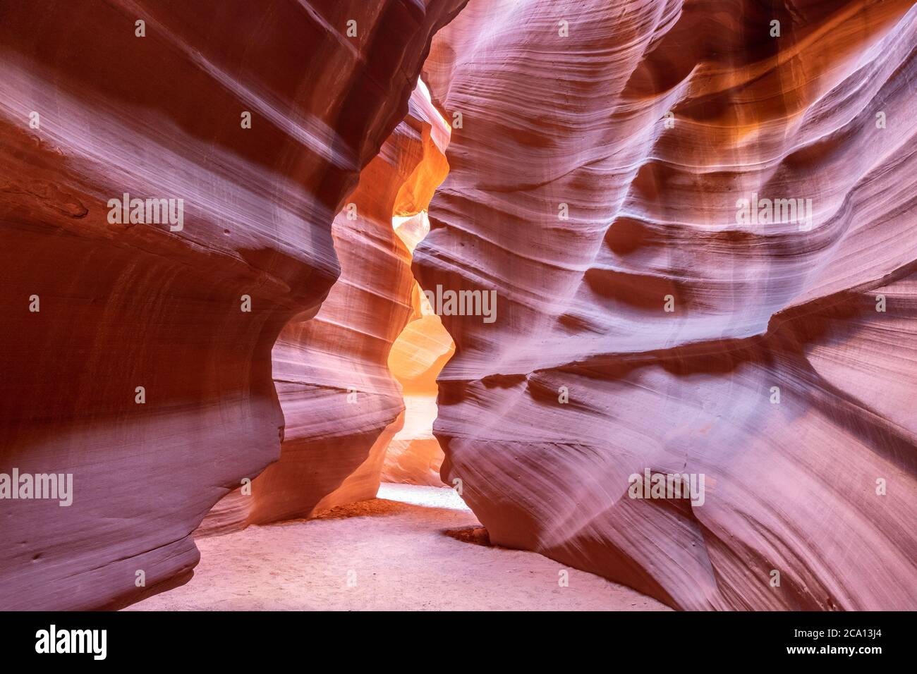 Sandsteinlandschaft mit Licht und Schatten vom Upper Antelope Canyon, einem Slot Canyon in Page, Arizona Stockfoto