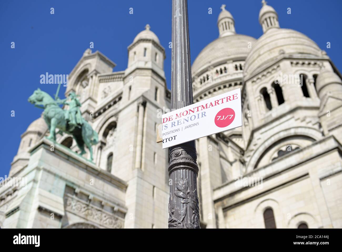 Die historische Basilika Sacre Coeur in Montmartre an einem schönen Frühlingstag, Paris FR Stockfoto