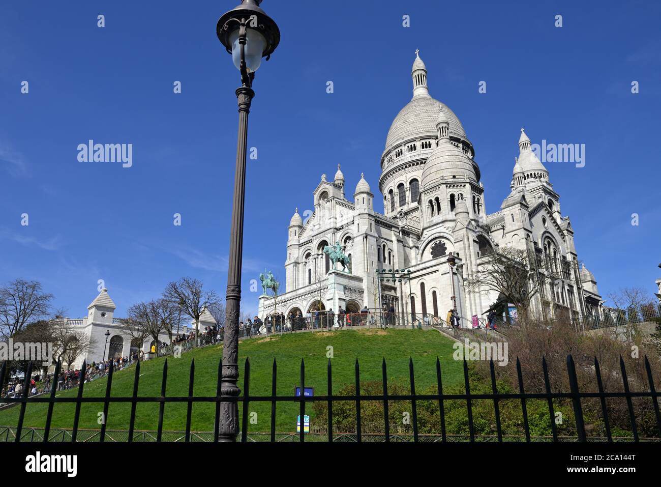 Die historische Basilika Sacre Coeur in Montmartre an einem schönen Frühlingstag, Paris FR Stockfoto