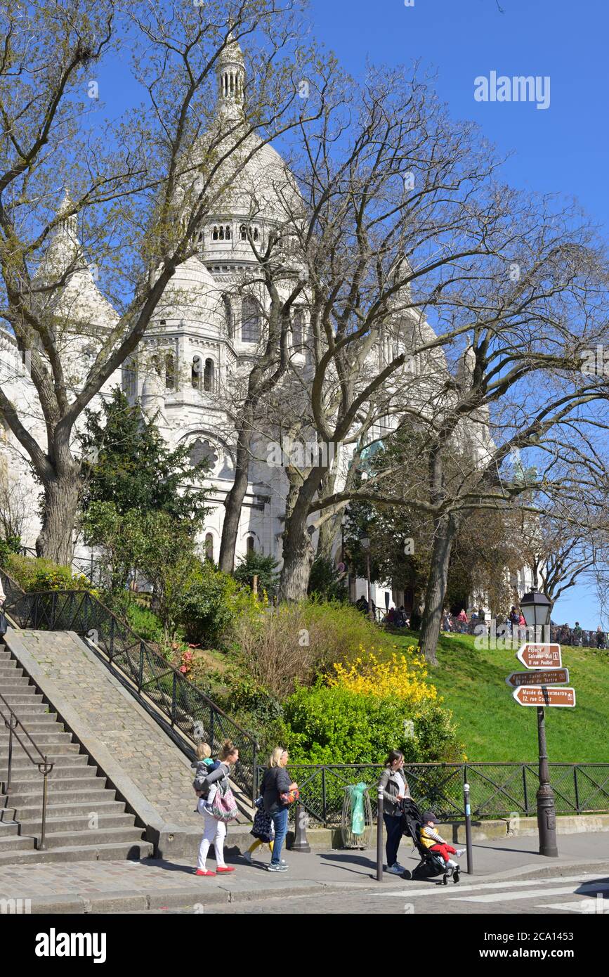 Die historische Basilika Sacre Coeur in Montmartre an einem schönen Frühlingstag, Paris FR Stockfoto