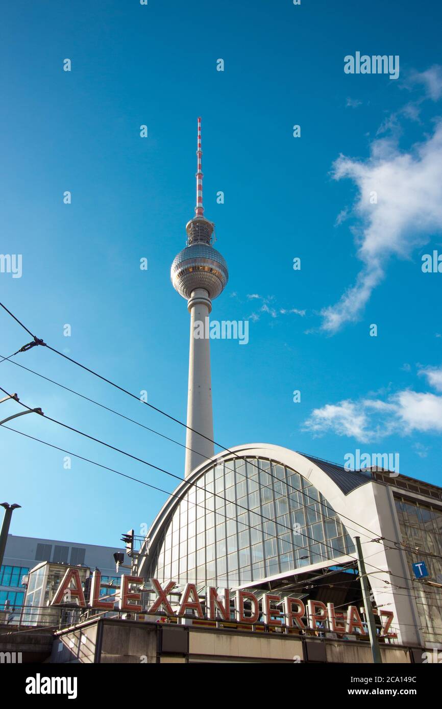 Schild am Alexanderplatz Hauptbahnhof mit dem berühmten Fernsehturm im Hintergrund in Berlin. Stockfoto